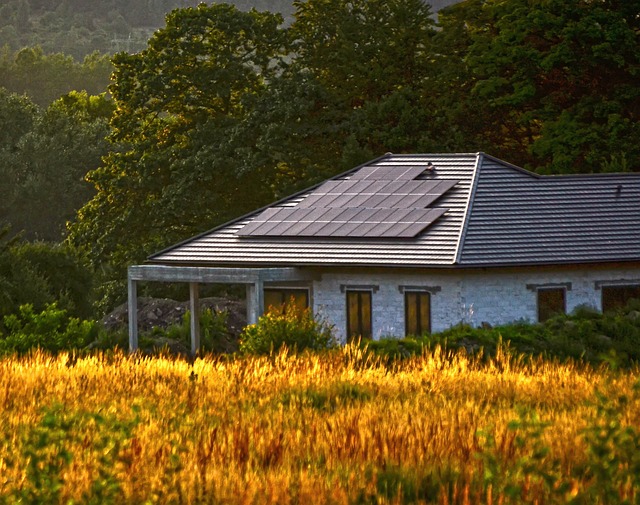 dům s fotovoltaickými panely